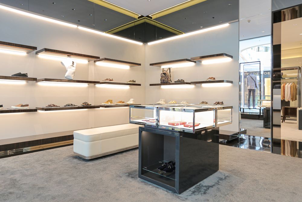 display_stands_and_shelves_dubai_store