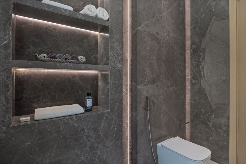 marble_guest_bathroom_with_niche
